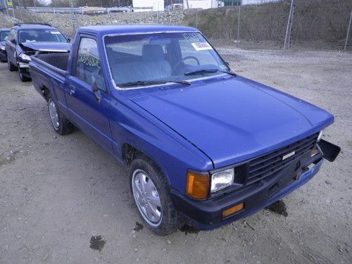 1986 toyota standard cab pick up-- no reserve