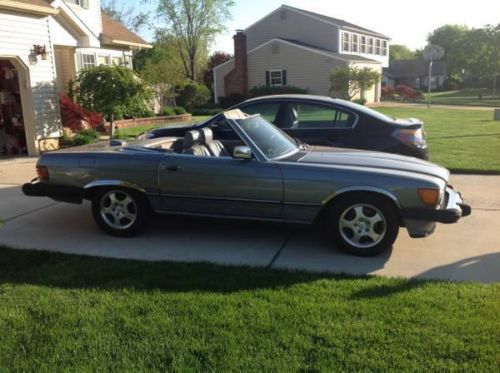 Beautiful 1987 2 door, gray mercedes-benz convertible 560 sl