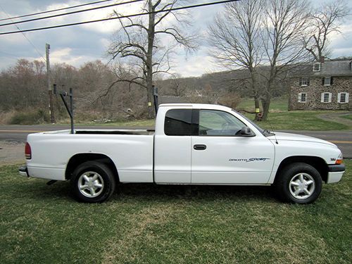 2000 dodge dakota sport with 2 wheel drive and stretch cab...needs a mechanic