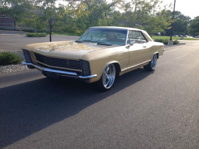 Buick riviera base hardtop 2-door