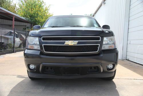 2008 chevrolet suburban lt 1500  8 cylinder 5.3l black/black very clean