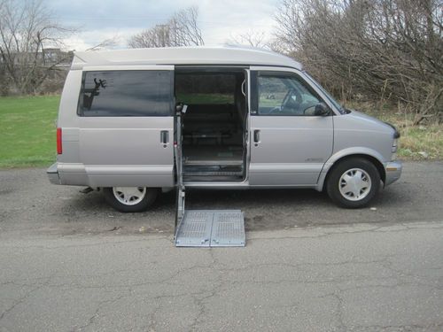 Wheelchair van disabled handicap van wheel chair lift mini van astro low miles