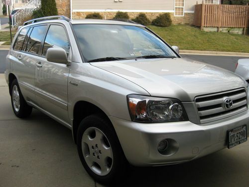 2004 toyota highlander ltd. v6, 4wd. silver. less than 70k miles