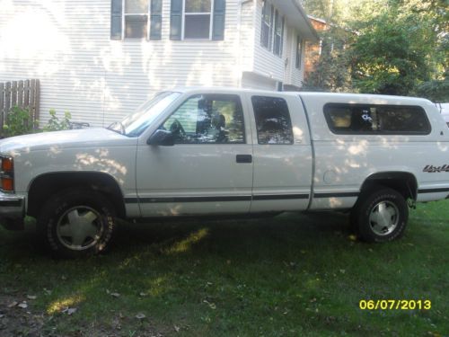 Chevy silverado extended cab 4x4 w/leer truck cap