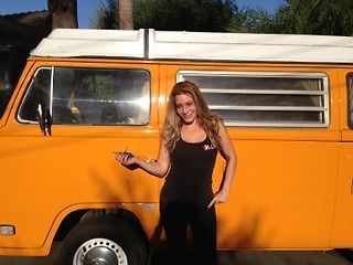 Taylor dayne&#039;s classic 1977 vw automatic pop-up camper van