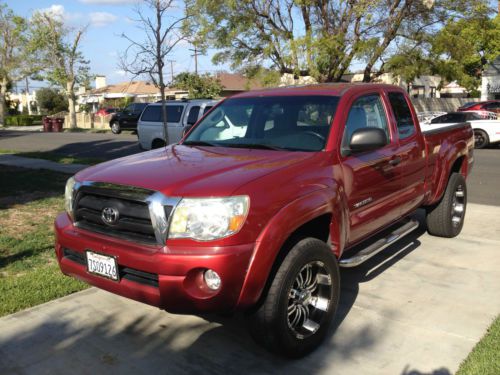 Excelentes condiciones, rines 18&#034; color rojo, 111400 millas.