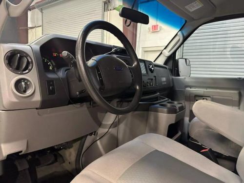 2013 ford e350 super duty passenger xlt van 3d