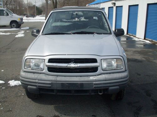 2000 chevrolet tracker base sport utility 2-door 2.0l