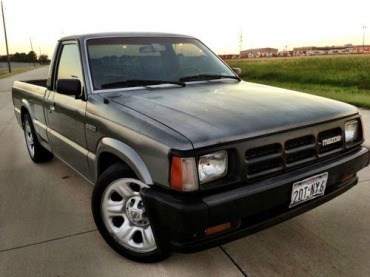 1992 Mazda B2200 Base Standard Cab Pickup 2-Door 2.2L, image 1