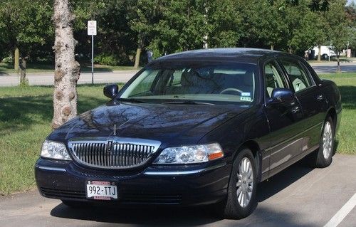 2003 lincoln town car executive sedan 4-door (very low mileage!)