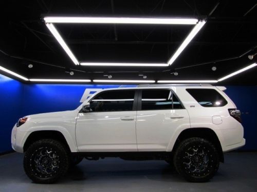 Toyota 4runner sr5 4x4 navigation custom wheels rearview camera