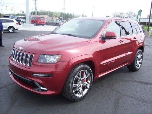 2013 grand cherokee srt8 6.4l hemi 4x4 loaded one owner trade in !!