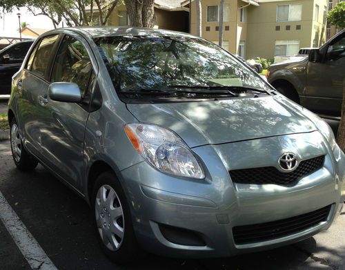 2010 toyota yaris base hatchback 4-door 1.5l