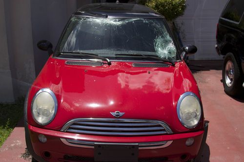 Mini cooper 2005 5 speed manual transmission  good for parts or to fix up.