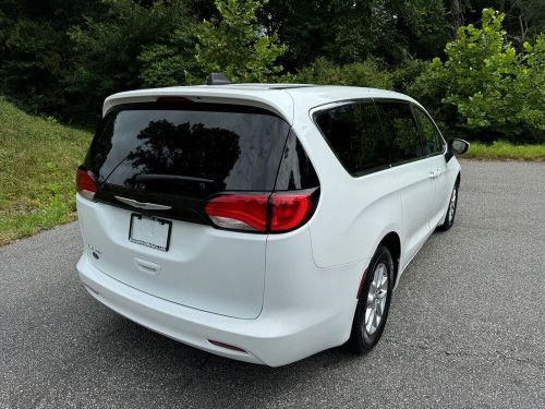 2022 chrysler voyager lx