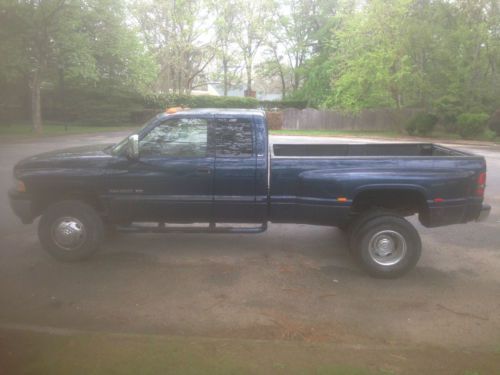 *rare* dodge ram 3500 drw 4wd with 4.10 rear end *under 35,000 original miles*