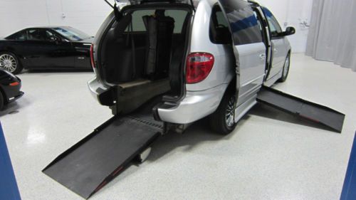 04 limited ams dual pwr ramp wheelchair connversion mobility handicap van enter