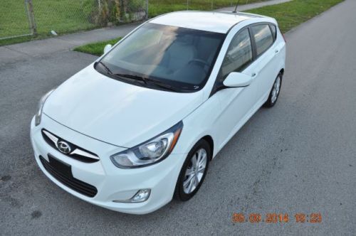 2012 hyundai accent se white 4dr hatchback