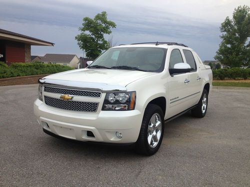 White diamond 2011 chevrolet avalanche ltz pristine 30k miles loaded look!!