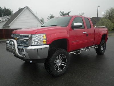 Red black interior lifted chrome acc 20" nitto tires  vortec 5.3l v8 trailering