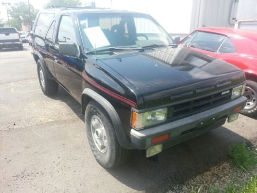 1987 nissan pathfinder. classic. 4x4. 2 door.  5 speed manual transmission!