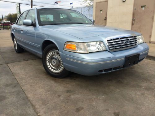 2001 ford crown victoria lx 31k original miles. excellent condition. no reserve