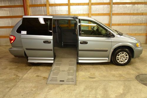 2006 dodge grand caravan wheelchair handicap van braun entervan