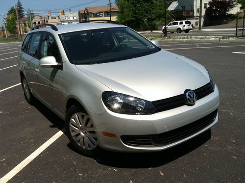 2011 volkswagen jetta s wagon 4-door 2.5l 5spd. drives and runs like new !!