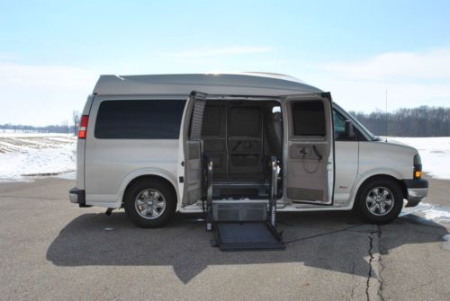 2004 gmc savana 1500 sle standard passenger van 3-door 5.3l