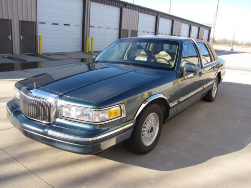 1996 lincoln town car executive sedan 4-door 4.6l