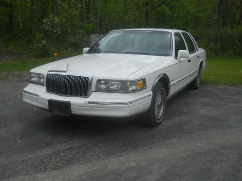 1995 lincoln town car executive sedan 4-door 4.6l