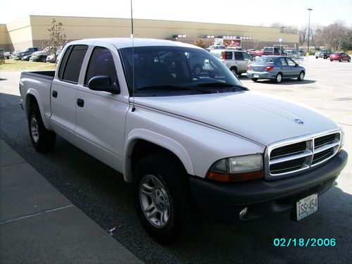 2005 dodge dakota sport quad-cab.....white....very nice condition!!!! low miles