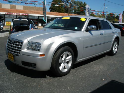 2010 chrysler 300 touring - excellent condition, leather, v6, clean title