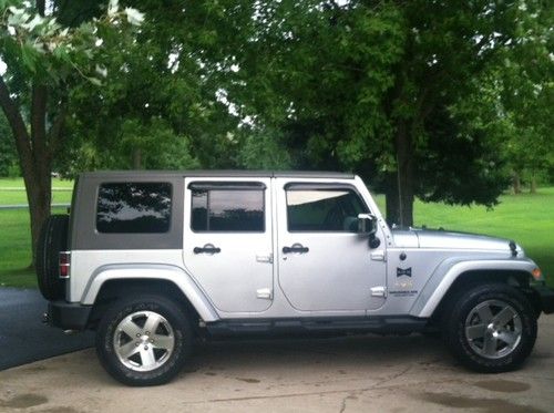 Jeep wrangler sahara black tie edition