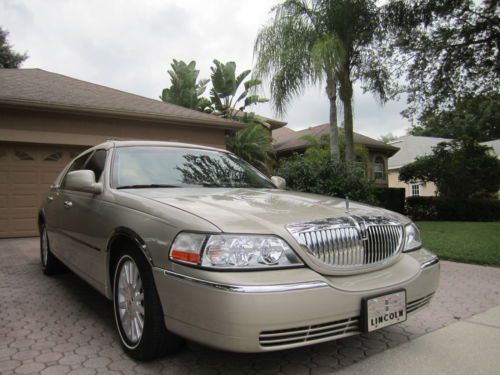 2004 lincoln town car signature &#034;presidential classic edition&#034; 1 fl owner mint!!