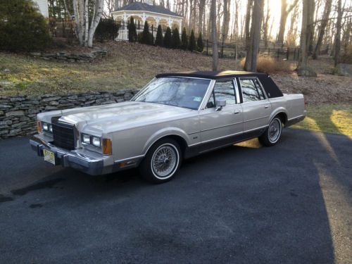 1989 lincoln town car signature sedan 4-door 5.0l