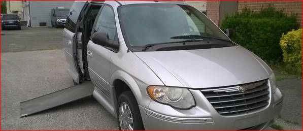  2007 chrysler town & country mobility in-floor power ramp  74k miles -- $9999