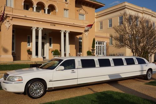 2003 lincoln town car limousine