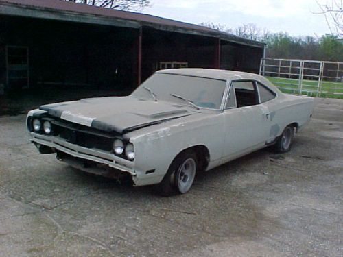 1969 plymouth roadrunner  4 speed car  mopar 2 door hard top runs &amp; yard drives