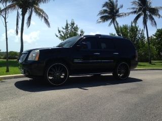 Mint condition 2007 gmc yukon denali sport utility 4-door 6.2l