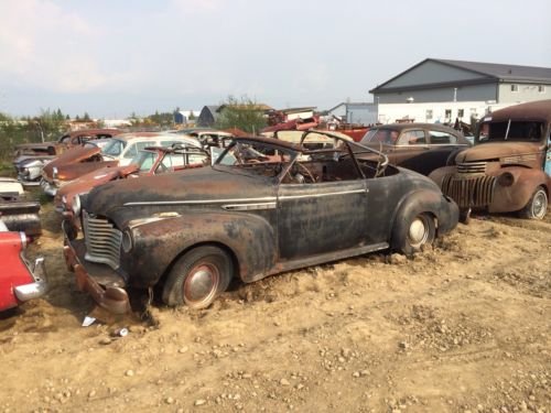 1941 buick roadmaster convertible. factory black 2x2 intake setup