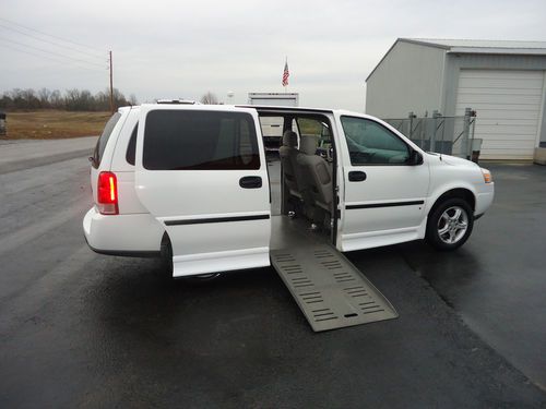 2006 chevy uplander braun wheelchair/handicap ramp van side entry