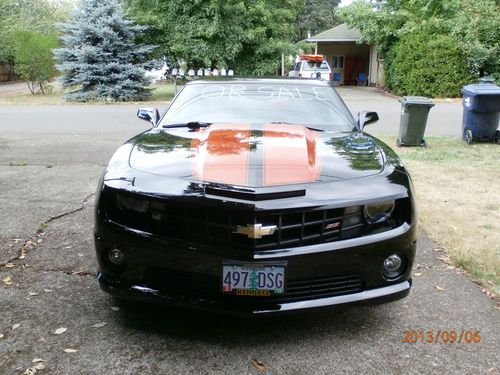 2011 camaro 2ss like new 18,900miles  black/red stripes all options