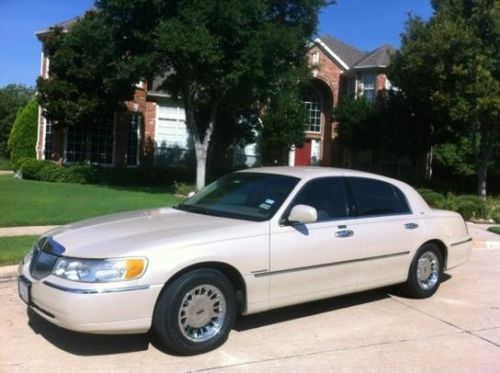 2000 lincoln town car cartier sedan 4-door 4.6l