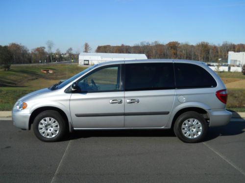 2006 chrysler town &amp; country base with only 36,350 miles / like new