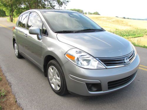 2011 nissan versa, no accidents, like new.