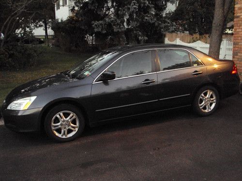 2007 honda accord se 4dr only 84k miles. clean sedan charcoal gray no reserve