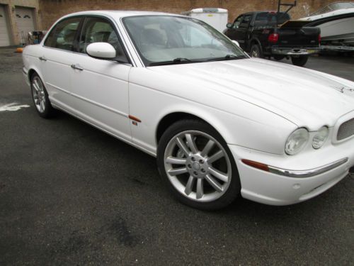 2004 jaguar xjr base sedan 4-door 4.2l supercharged with navigation