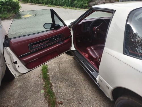 1988 buick reatta white 2 door coupe