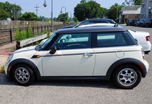 2013 mini cooper clean , heated seats, ice cold air